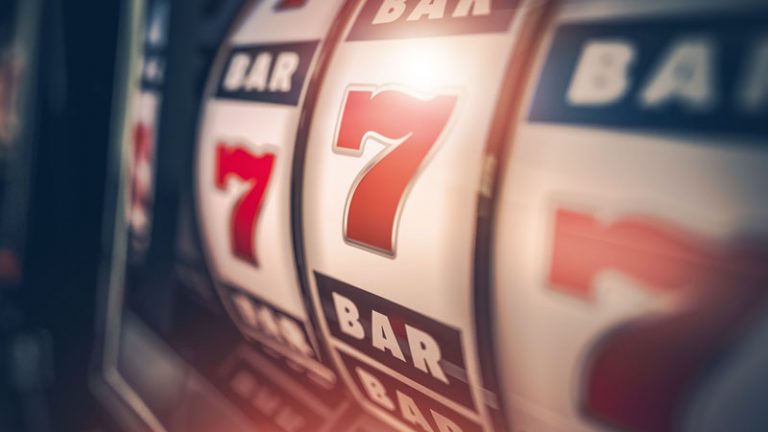 這就是老虎機提供的「假贏」心態。三番兩次的提供玩家獎勵